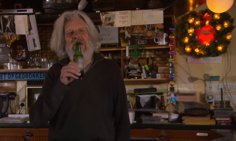 Jolke raadt af om deel te nemen aan Dry January // Screenshot Youtube Jolke raadt af om deel te nemen aan Dry January // Screenshot Youtube